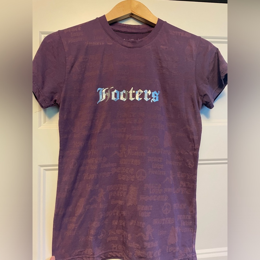 Women’s Hooters Graphic T-Shirt
